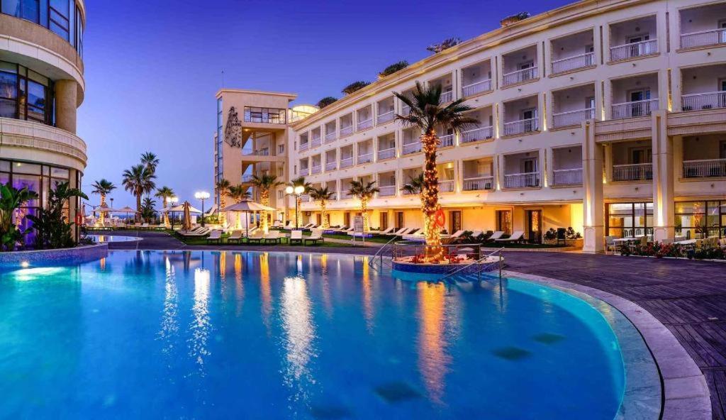 Palace 4*